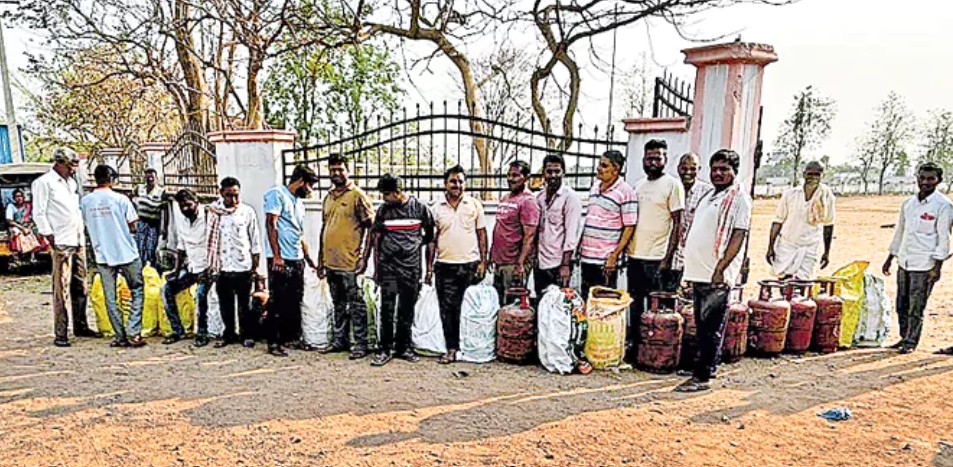 ఎల్పీజీ పంపిణీపై అధికారుల గ్యాస్ మాటలు..